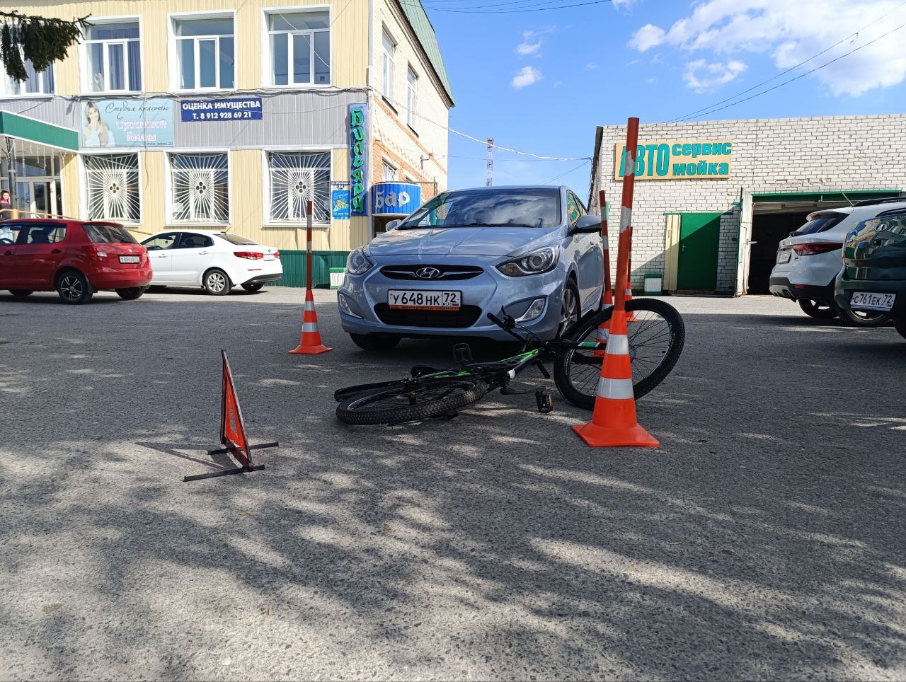 В Ялуторовске пятиклассница на велосипеде не успела остановиться и въехала  в стоящий автомобиль | 21.05.2024 | Ялуторовск - БезФормата